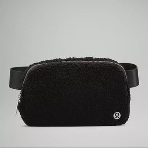 Lululemon Everywhere Fleece Belt Bag- Black (NWT)